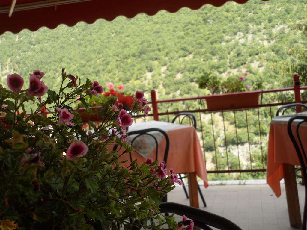 Grotta Dei Colombi Hotel Scanno Exterior photo